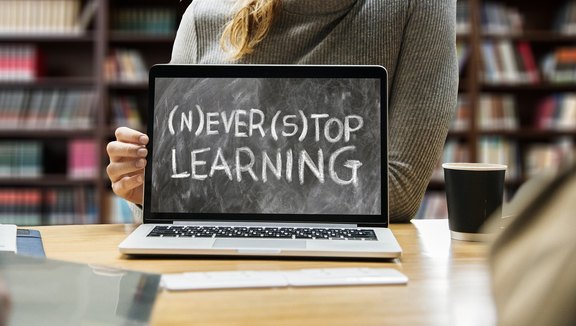 never-stop-learning1-Bild_von_Gerd_Altmann_auf_pixabay.jpg 